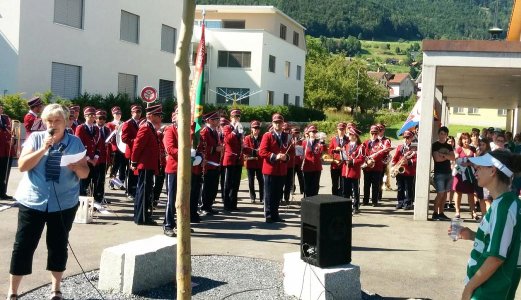 Viele Leute waren auch in Rebstein dabei, wo Gemeinderätin Monika Böhrer eine Ansprache hielt und der Musikverein Rebstein den Empfang umrahmte.