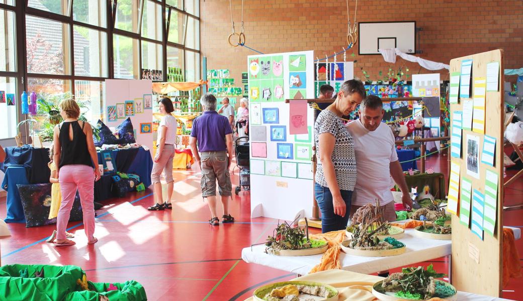 Die farbenfrohen Werke der Primarschüler beeindruckten.