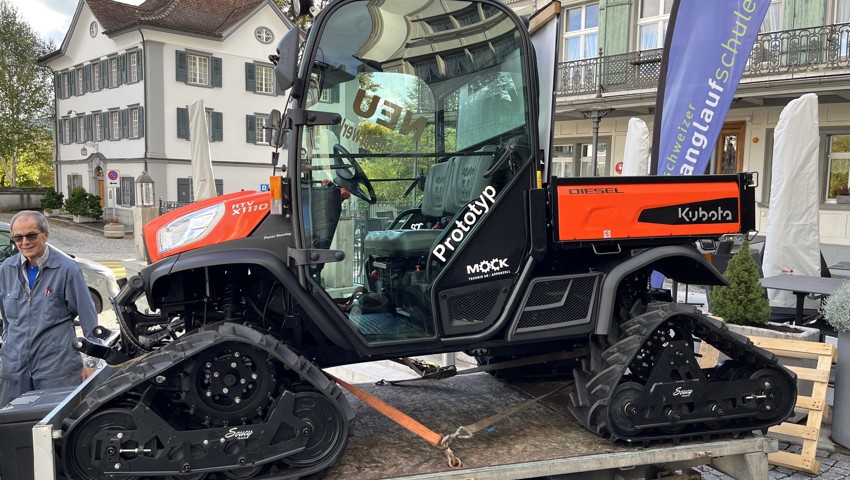 Die neue Pistenmaschine kann in diesem Winter endlich ihren Dienst starten.