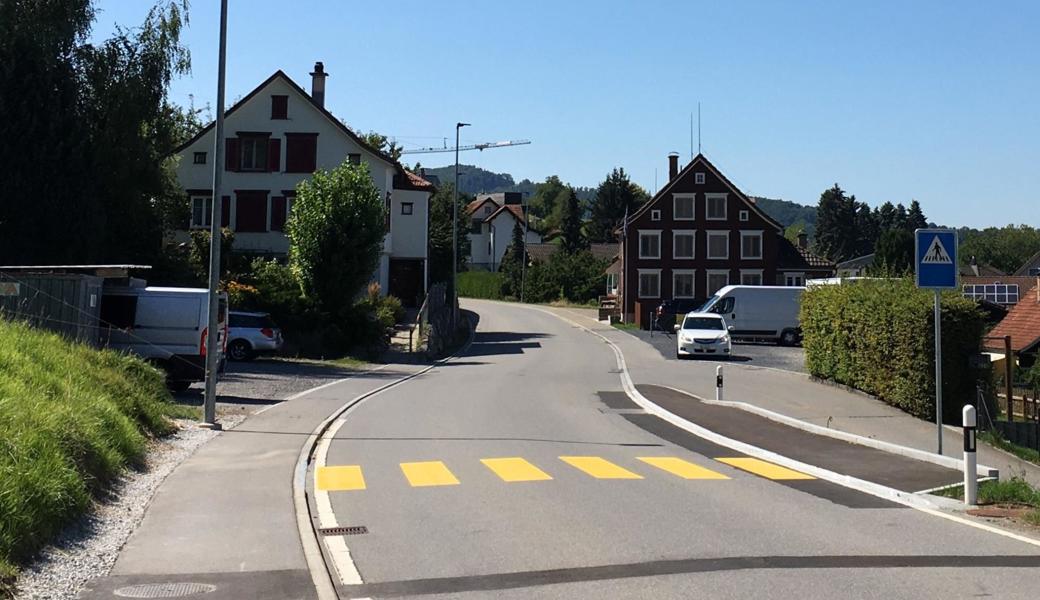 Mehr Personen überqueren die Strasse bei der Einfahrt Hinterbühle, weshalb jetzt ein Fussgängerübergang erstellt wurde. 