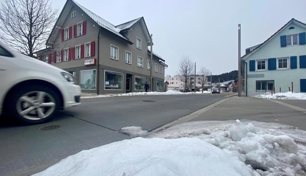 Jedes Mal, wenn ein Auto, ein Bus oder ein Lastwagen über die Betonplatten fährt, spüren und hören das die Bewohner der Bahnhofstrasse 12 (links im Bild).