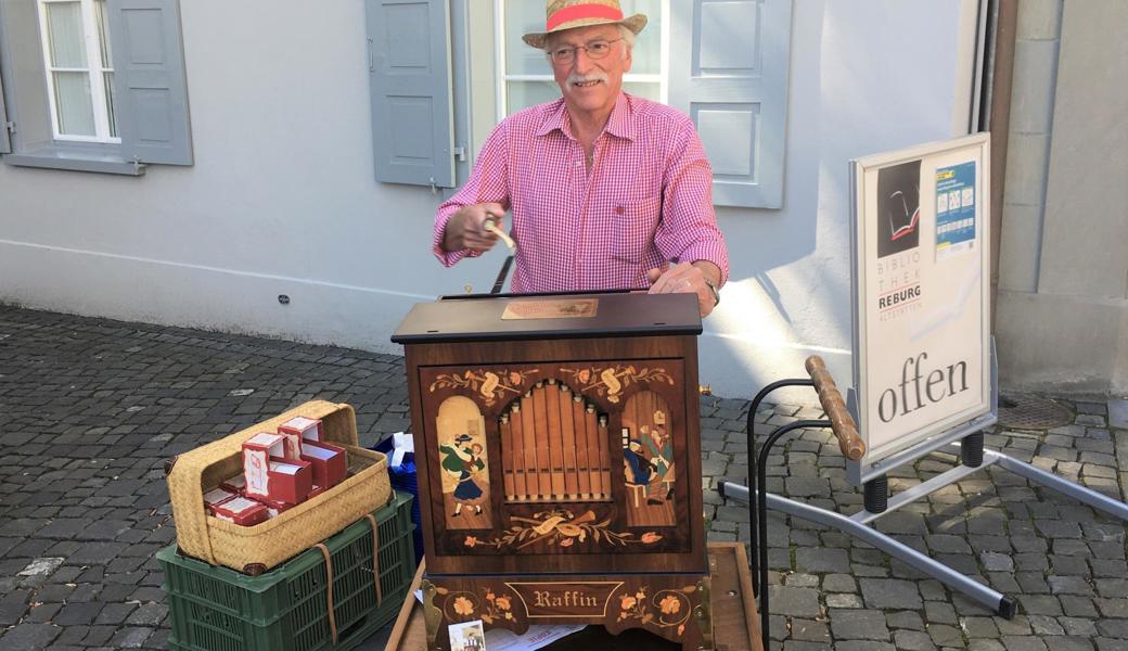 Walter Rohner aus Oberriet war mit der Drehorgel am Altstätter Wochenmarkt.