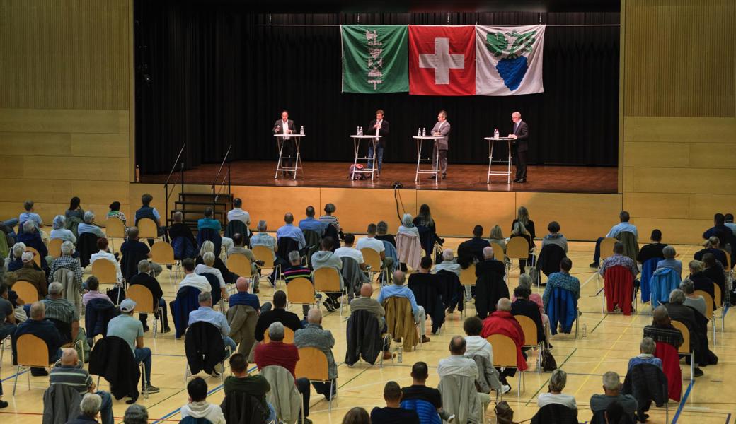 Das Podium zur Ersatzwahl des Gemeindepräsidenten lockte über 300 Thalerinnen und Thaler in die Bützelhalle. 