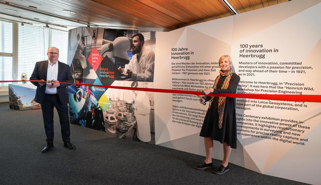 Die Ausstellung "100 Jahre Innovation Heerbrugg" ist virtuell von Thomas Harring (CEO Leica Geosystems AG) und Karin Stäbler (HR-Verantwortliche) eröffnet worden.