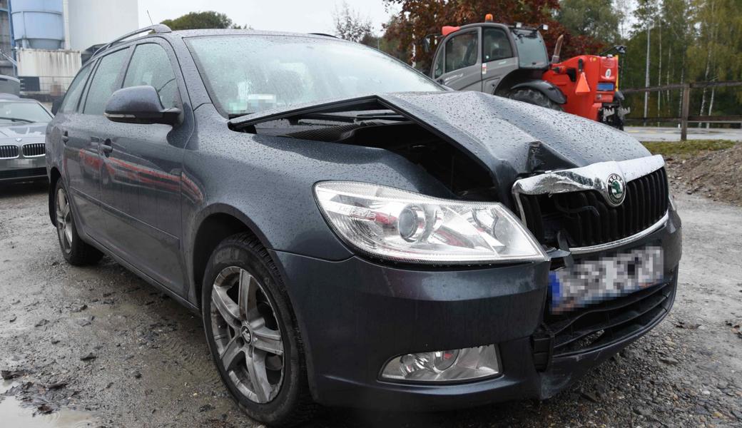 Ein Mann fuhr mit seinem Auto in einen Kandelaber und entfernte sich danach vom Unfallort.