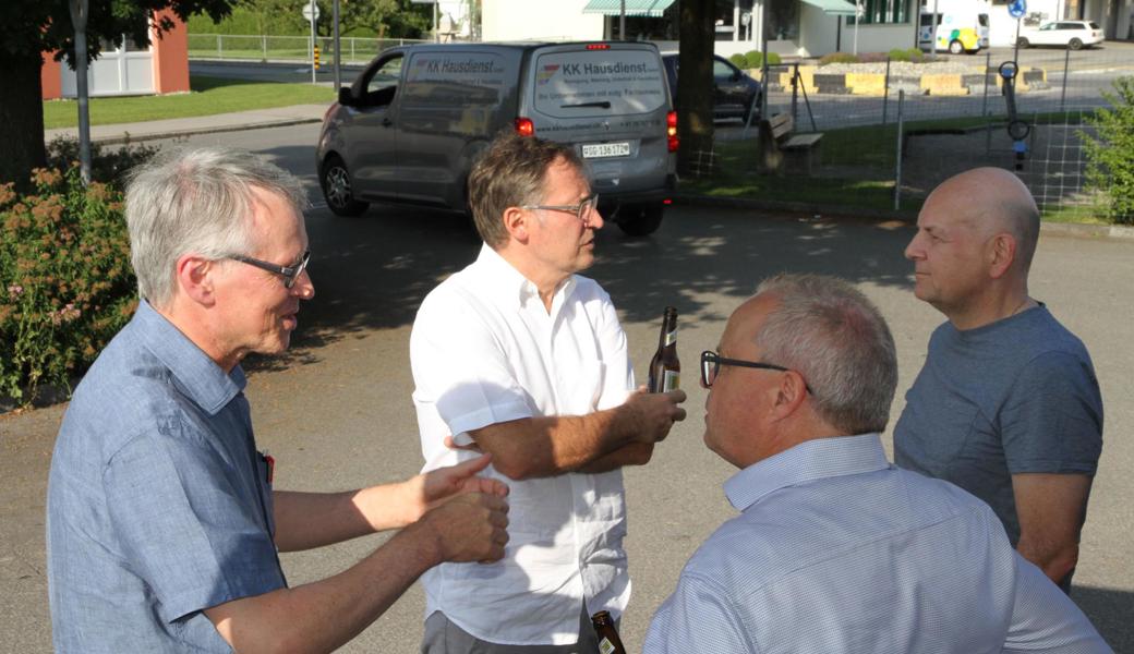 Führten interessante Gespräche: (v. l.) Chefredaktor Gert Bruderer, Nationalrat Roland Rino Büchel und die Oberrieter Gemeinderäte Roman Ammann und Jürg Bruhin.