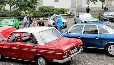 Glänzende Oldtimer ziehen das Publikum in ihren Bann