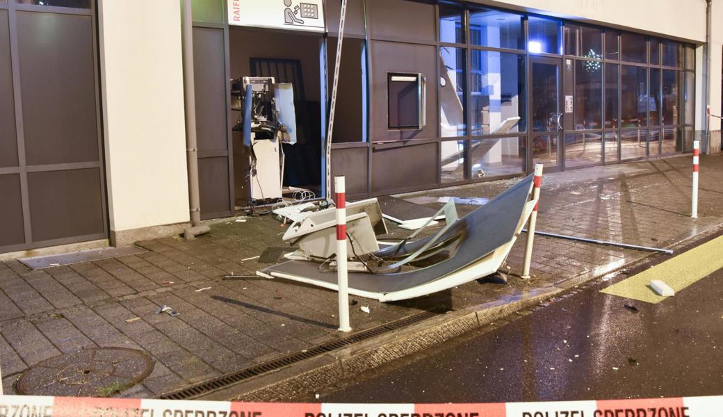 Die Täter sprengten den Geldautomaten der Raiffeisenbank.