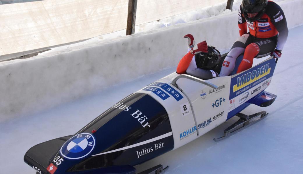 Marco Tanner steigt ein, nachdem er den Zweierbob von Michael Kuonen ordentlich beschleunigt hat. An der Schweizer Meisterschaft reichte seine Kraft zur Goldmedaille, in der internen Olympia-Quali der Anschieber war er aber verletzungsbedingt geschwächt. 