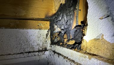 Bei einem Mottbrand in einem Einfamilienhaus entstand hoher Sachschaden
