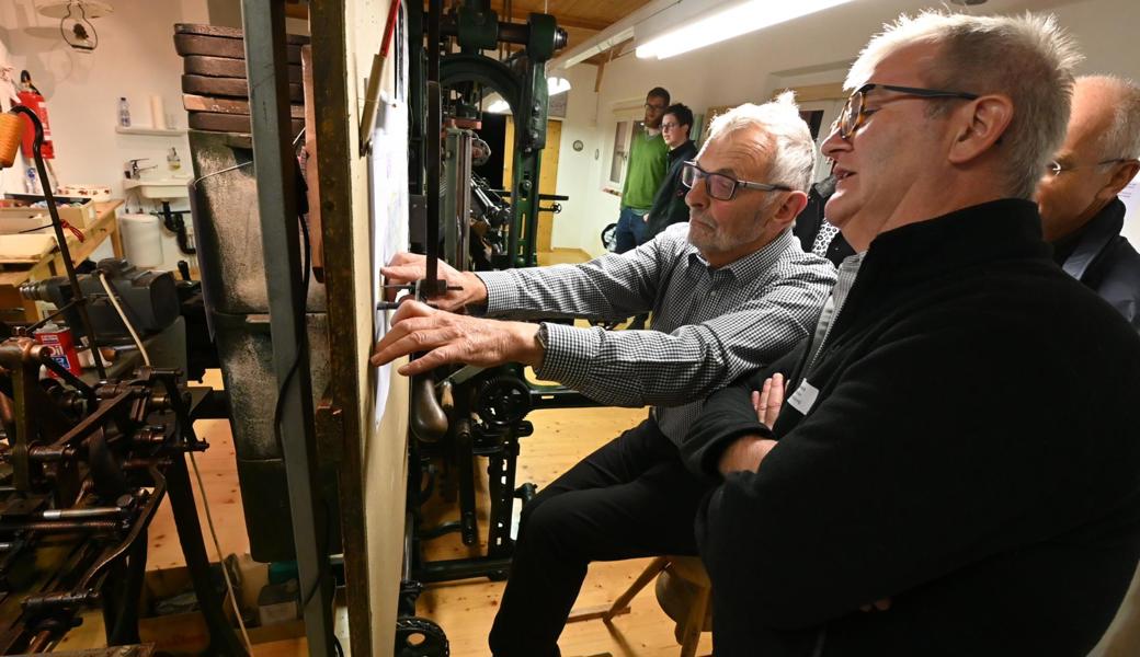 In Balgach zeigte Ernst Nüesch die über 100 Jahre alte Handstickmaschine. Sie funktioniert immer noch!