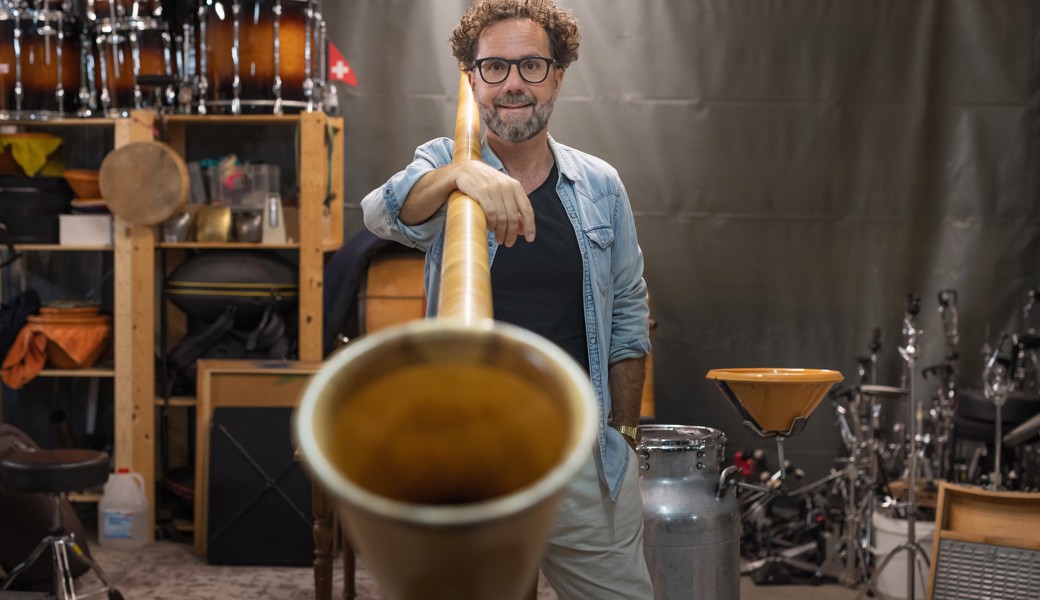 Mit Quietschsäuli und Milchkannen: Perkussionist Enrico Lenzin bewegt den St. Galler Untergrund