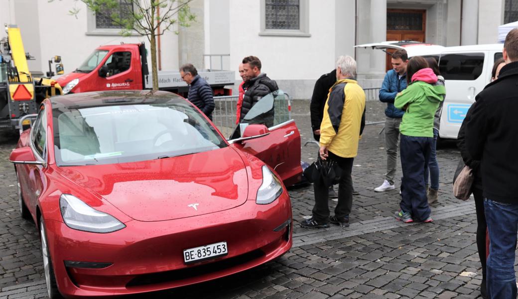 Am 11. Mai 2019 fand in Altstätten ein E-Mobilitätstag statt, an dem die Besucher sich für die ausgestellten Elektroautos interessierten.