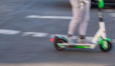 Zehnjähriger verunfallt mit einem E-Scooter und verletzt sich schwer
