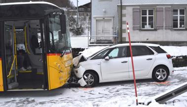 Frontalkollision mit Postauto