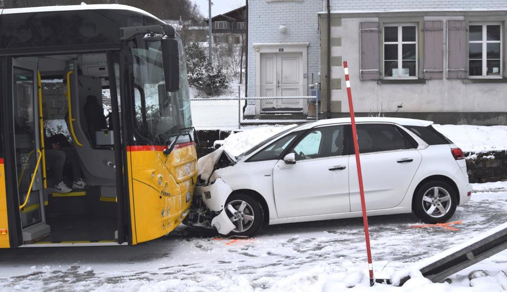 In Grub AR kollidierten ein Auto und ein Postauto.