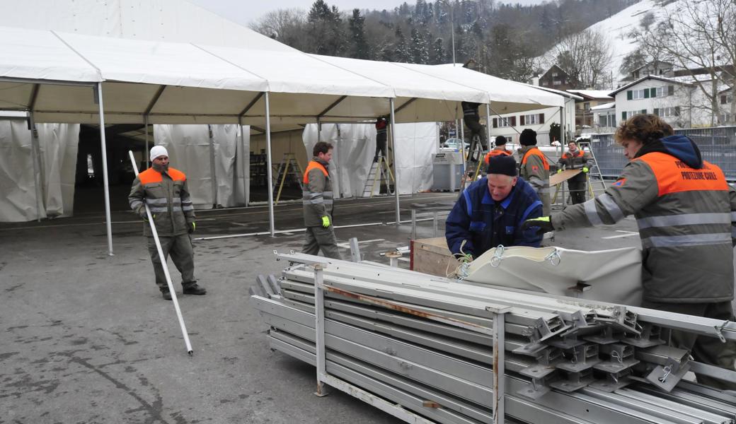 Auch im Rheintal hilft der Zivilschutz gelegentlich Veranstaltern. Hier etwa im Februar 2015 beim Aufstellen des Festzelts für die Altstätter Fasnacht.