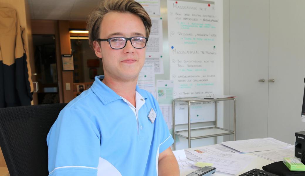 Für die Bewohner da sein und zwischendurch auch im Büro am Computer arbeiten: Jaro notiert Besonderheiten im Tagesablauf der Senioren.  