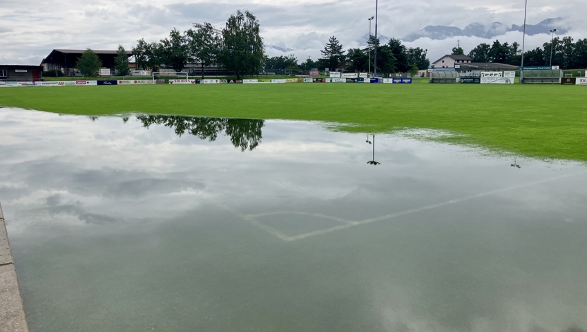 Der starke Regen setzt Felder unter Wasser und lässt Flüsse anschwellen