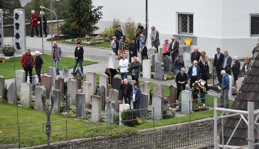 Auch in Balgach trafen sich viele Menschen auf dem katholischen Friedhof.