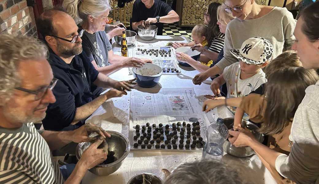 Von Hand gerollt: «Staablueme»-Blumenmurmeln als Botschafter der Kulturwoche