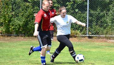 Rheinblick fest in der  Hand der Hobbyfussballer