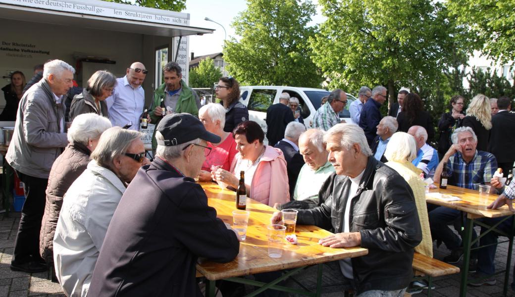 Nicht alle Besucher fanden einen Platz auf den bereitgestellten Bänken. 