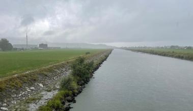 Während Unwetter im Rhein schwimmen gegangen