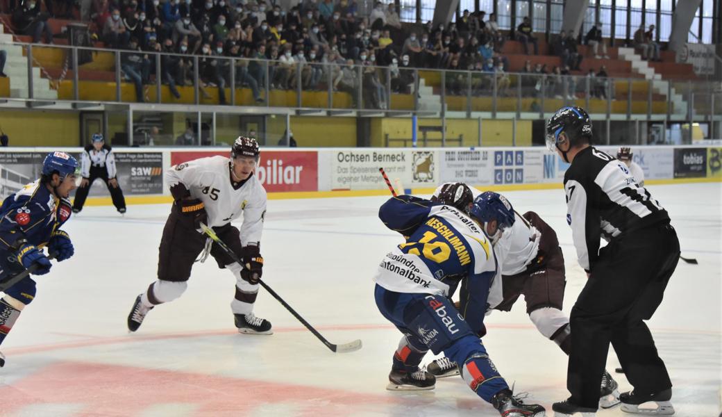 HCD-Doppeltorschütze Marc Aeschlimann im Bully mit einem Genfer Gegner. Hinten gut sichtbar die Zuschauer, die in Widnau eine Maske tragen mussten.