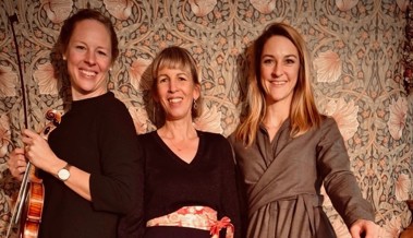 Duo fehrstimmt wird für einen Auftritt auf der Bühne Marbach zum Trio