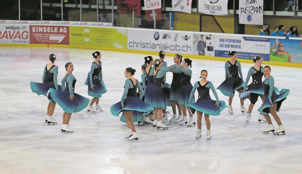 Mit perfekten Elementen wie dieser synchronen Pirouette fuhren die Snowflakes bei den Mixed Age auf Platz eins.