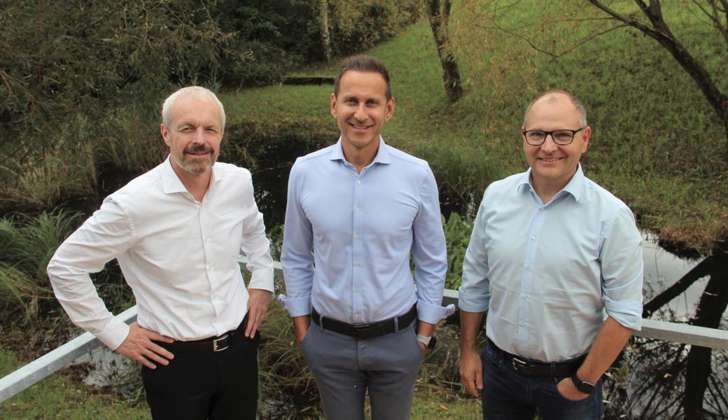 Plaston-CEO Alexander Gapp, Boneco-CEO Michael Leitner und Hansruedi Lanker als CFO der Plaston Gruppe (von links) hinter dem Geschäftsgebäude des Luftbefeuchter-Herstellers Boneco in Widnau. Das Biotop im Hintergrund steht symbolhaft für die Nachhaltigkeitsbestrebungen der Firmengruppe. 