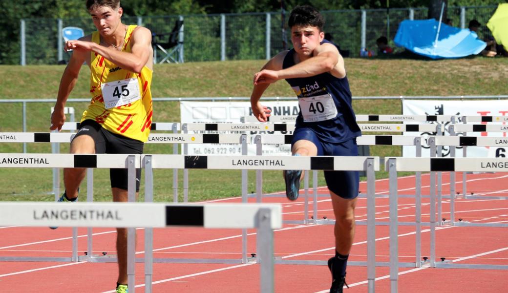 Über 110 m Hürden gelang Sandro Graf (rechts) eine neue Bestleistung.