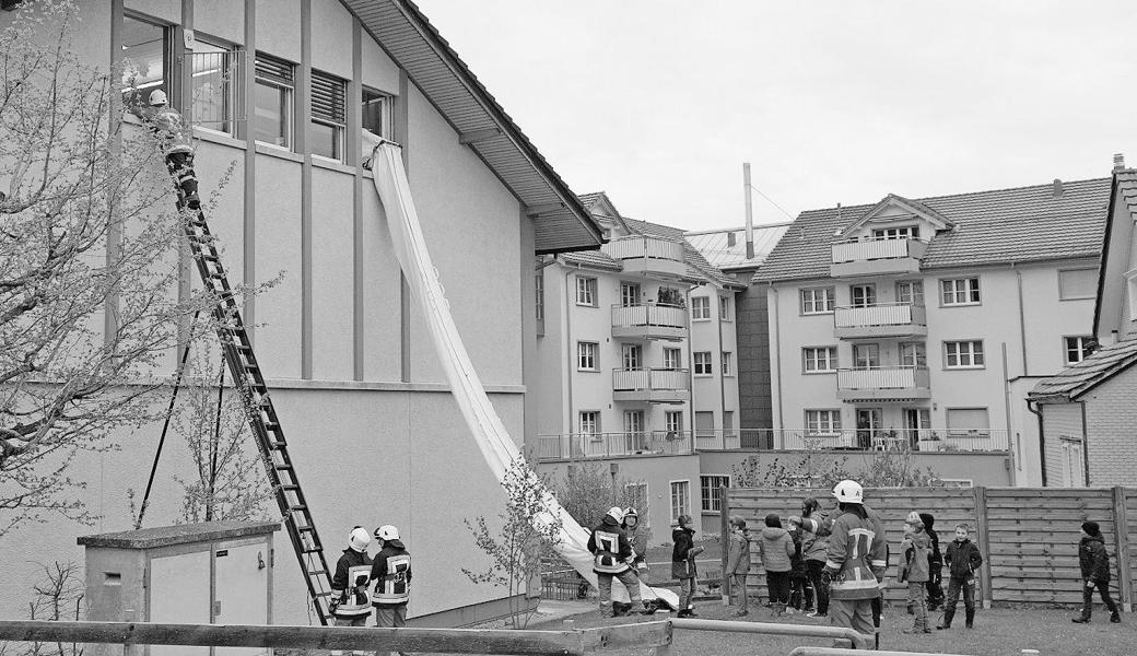 Eine Rettung über den Rettungsschlauch aus dem 3. Stock braucht Mut, der aber von fast allen Kindern aufgebracht wurde. Bild: TH