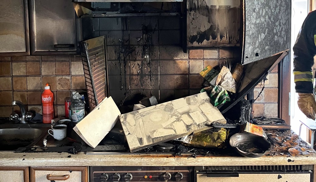 Hoher Sachschaden nach Rauch und Feuer in einer Küche