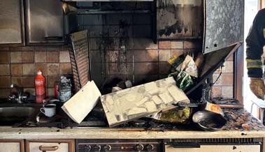 Hoher Sachschaden nach Rauch und Feuer in einer Küche Hoher Sachschaden nach Rauch und Feuer in einer Küche