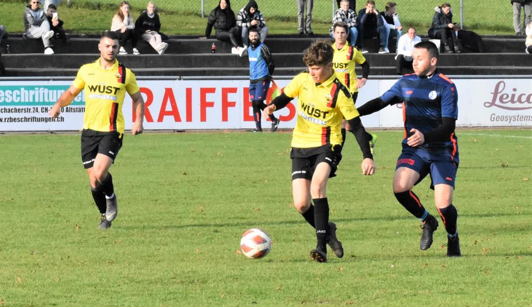 Diesmal ist es der FC Staad (in Blau), der dem FC Altstätten (in Gelb) Schützenhilfe im Aufstiegskampf geben könnte.