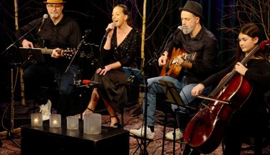 Viertes Adventsfensterchen: «BLU Accoustic feat» waren zu Gast auf der Diogenes-Bühne