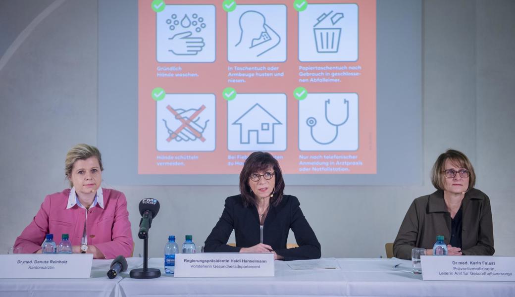 Kantonsärztin Danuta Reinholz, Gesundheitschefin Heidi Hanselmann und Präventivmedizinerin Karin Faisst an der Medienkonferenz zum ersten Corona-Fall im Kanton St. Gallen.