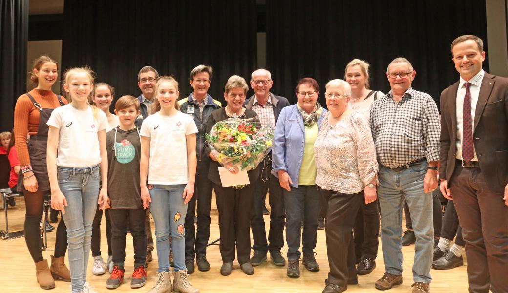 Die geehrten Sportler und Nachwuchssportler sowie die «Bernecker des Jahres» zusammen mit Gemeindepräsident Bruno Seelos 
Die geehrten Sportler und Nachwuchssportler sowie die «Bernecker des Jahres» zusammen mit Gemeindepräsident Bruno Seelos.
