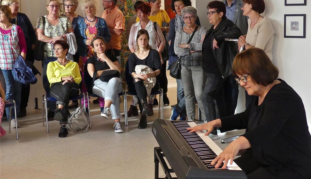 Jola Stawarz begleitete die Vernissage der Ausstellung «Räbschter Künschtler» am Freitagabend im Progy-Zentrum. 