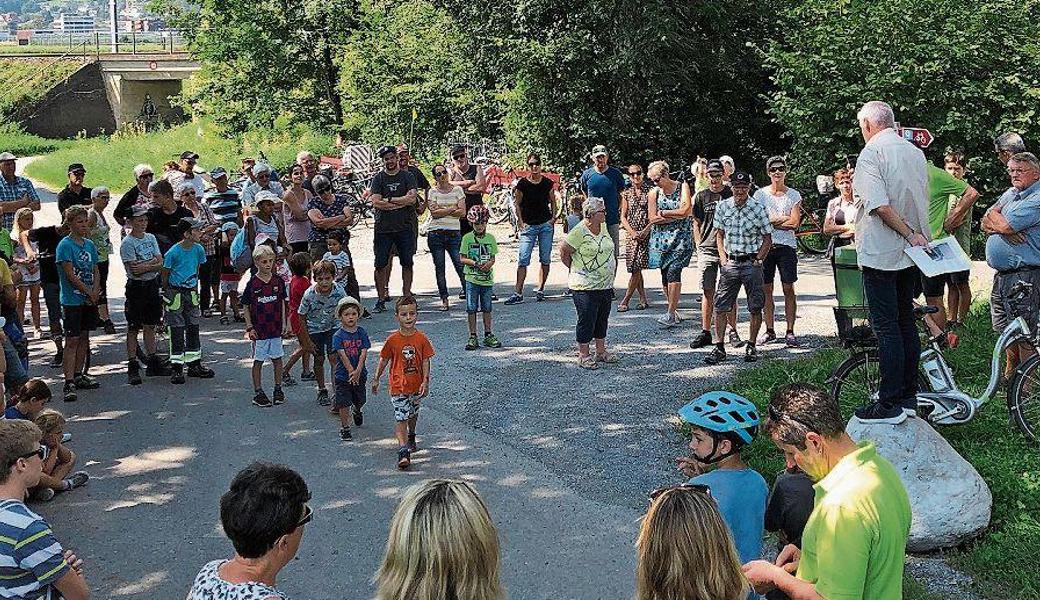 Bei sommerlichem Wetter trafen sich über 100 Interessierte bei der Sandhornhütte. 