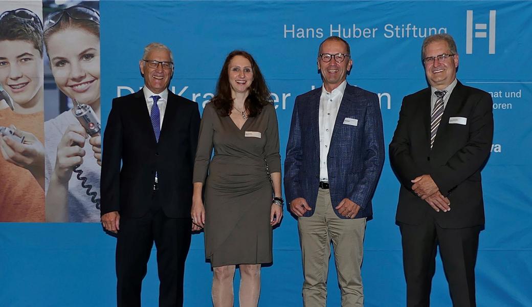 Stiftungsratspräsident Christian Fiechter und die Empfänger des Anerkennungspreises der Hans Huber Stiftung Cornelia Grill, Christoph Tobler und Wendelin Eberle (v.l.)