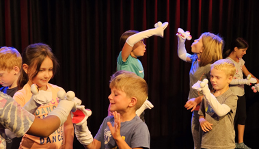 Mit Illusionen spielen: Kinder machen Zirkus und zaubern