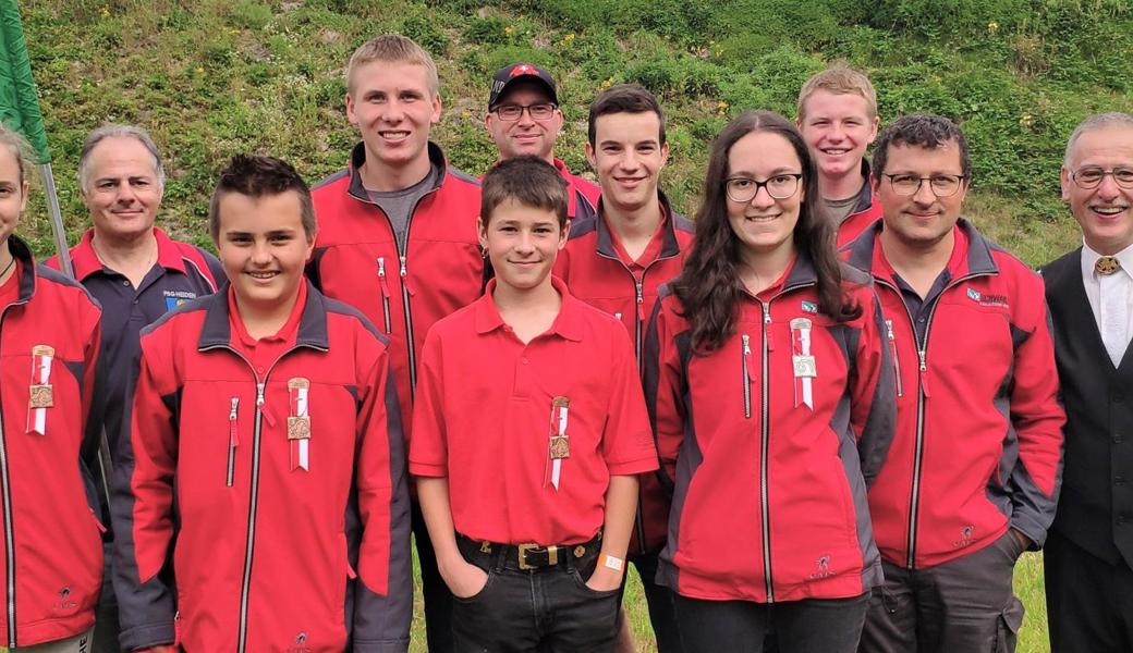 Die Häädler Schützen in Emmen (von links): Natalia Isler, Hans Künzler, Tristan Kappeler, Oliver Sonderegger, Martin Graf, Serge Looser, Luca Graf, Simona Künzler, Raphael Sonderegger, Bernhard Graf und der kantonale Jungschützenchef Silvano Kobler.