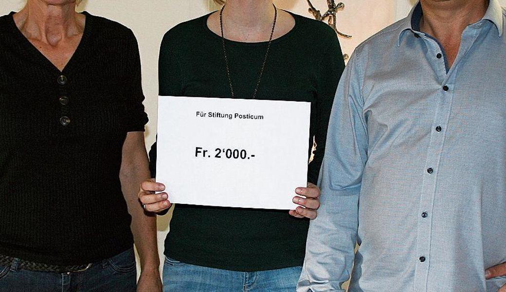 Mary und Fabienne Büchel, Hard-Oberriet, überreichten Benedikt Frei, Präsident Stiftung Posticum Schweiz, 2000 Franken. 