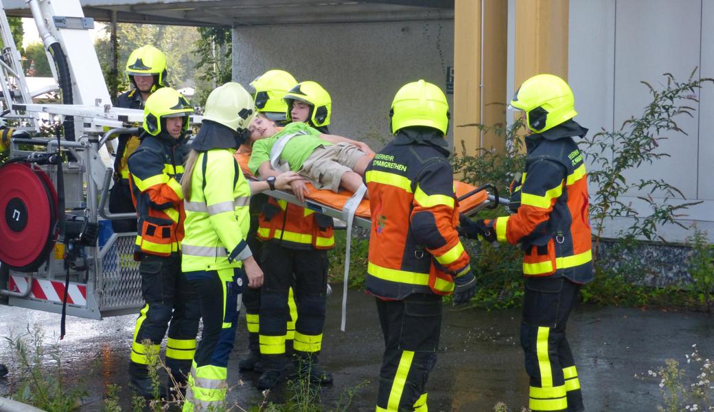 Die Samariter stehen schon bereit, als das junge Mädchen von der Feuerwehr per Hubretter geborgen wird. 