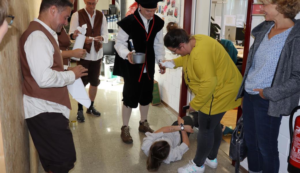 Wie es in der Druckbranche Tradition ist, werden die Lehrlinge nach Lehrabschluss von Arbeitskollegen gefangen, gefesselt und mit Druckertinte angemalt.