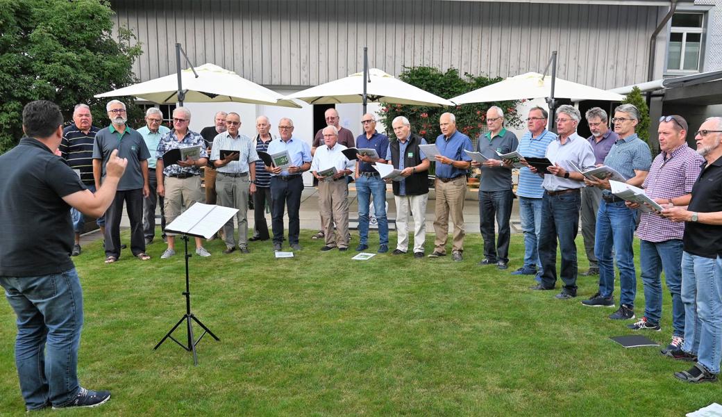 Der neue Dirigent Mihai Alexa (links) an seiner ersten Freiluftprobe mit dem Männerchor Au Berneck. 