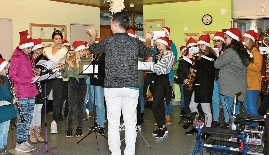 Jungmusik und Juniorband des Musikvereins Montlingen-Eichenwies boten im «Feldhof» ein Weihnachtsständchen dar. 